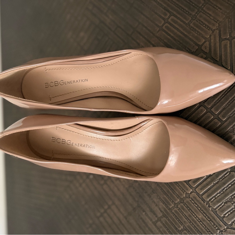 BCBGeneration Nude Patent Pumps SZ 5.5